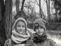 Die zwei freundlichen  Mädchen  vom Lostopf  PENTAX K-3 Mark III Monochrome, HD PENTAX - DA* 2.8/ 11-18 ED DC AW  - 29.11.2025  -