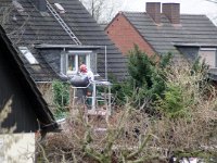 ... sie lernen nichts dazu und schweigen  ...  Die Verantwortlichen in der Gemeinde Alpen, die niemals eine Erlaubnis zum Fällen dieses Baumes hätten geben dürfen, zumal dieser Baum die Anforderungen der Alpener Baumschutzsatzung bei weitem übertraf, all diese Damen und Herren schweigen. Was sollten sie auch vortragen? Der Baum war kerngesund, er war kein Gefahrenbaum, gefährdete oder behinderte weder Gebäude, noch Straßenverkehr oder gar Menschen. All diese gern vorgetragenen "Gefahren-Hinweise" der Verwaltung, wenn es um ungerechtfertigtes Abholzen von Bäumen geht, fruchten hier nicht! Dieser Baum störte einige Leute, nur deshalb mußte er weg. Diese Baumvernichtung war ein krimineller Akt. : Baum, Baumschutz, Baumschutzsatzung, Eichenstraße, Mammutbaum, Nachbar, Nachbarn, Umwelt, Umweltschutz, Umweltzerstörung