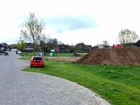 ...der Anfang vom endgültigen Ende einer lebendigen, grünen Straße ...  In Zukunft wird daher auch die Fläche auf der rechten Straßenseite, wie auf der linken Seite bereits geschehen, die im Hintergrund noch als Weide exzistiert, ebenfalls zugebaut werden. Vergleicht man dieses Foto der Eichenstraße mit dem Foto der ursprünglichen Eichenstraße aus dem Jahr 2006, welches vom gleichen Standpunkt aufgenommen wurde, so bleibt doch nur Traurigkeit über soviel menschliche Dummheit und Geldgier zurück.