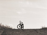 Pause an der Rhein-Nato-Rampe  Pentax 645N, 2.8/150, 400TX/250 - 01.10.2012 -