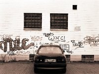Allein vor der Wand  Pentax 67II, 2.4/105, 400TX/400  - 25.08.2013 -