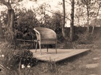 Weidensessel im Garten  Dosen-Lochkamera Luminos Obscura  4x5 inch, f 288, Classic Pan 200/160 - 27.April 2008 -