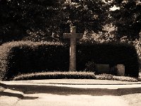 Kreuz am Mittag, Friedhof Menzelen-Ost  Pentax SuperA, 2.5/135 Takumar Bayonet, APX 100/80