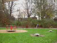 Unterm Regenschirm auf dem Spielplatz