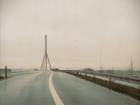 Brückenauffahrt im Regen