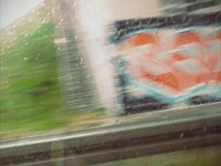 Graffiti im Regen beim Vorbeifahren