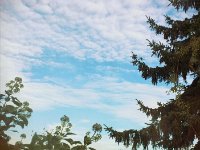 Fensterblick; Blauer Himmel mit Wolken