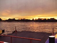 Auf der Rheinfähre am Abend