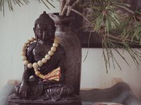 Buddhafigur mit Mala