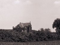 Haus im Feld  Pentax 6x7; 4.0/200; Maco PO100c /80 - 10. Juni 2008 -