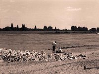 Familie am Ufer  Pentax 6x7; 2.4/105; Mac0 PO 100c/80 - 2006 -