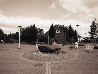 Dorfplatz  Pentax 6x7; 4.0/45; Agfa APX 400/320; Gelbfilter - Juni 2003 -