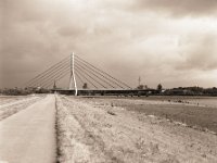 Auf dem Weg zur Brücke  Pentax 67II, SMC 2.4/105, Ilford FP4plus@80