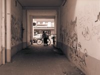 Mit dem Einkaufsfahrrad  Pentax 645N, 2.8/75, Gelbfilter, HP5+ - 09.08.2014 -