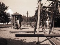 Spielplatz am Innenhafen  Fuji GW 690 III; Maco PO 100c/64 ASA - Juni 2006 -