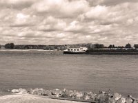 Ein schöner Tag mit Wolken am Rhein  Pentax 645N, 2.8/75, Gelbfilter, Bergger Pancro 400@200