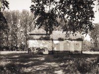 Das Pumpenhaus: die Fenster verschlossen, Graffiti an der Wand  Fuji GS645S professional,  Rollei RPX 100 : Landschaft, Weg, Graffiti, Pumpenhaus