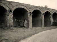 Eisenbahnviadukt mit Botschaft  Pentax LX, SMC 2.0/35; Foma Retropan 320@160