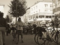 Straßenbild Wesel  Pentax k-1,  SMC Pentax FA 1.9/43 Limited -27.09.2018 - : Fahrrad, Frau, Menschen, Stadt, Wesel