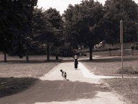 Frau mit Hund in Xanten  Fuji GW 690 III; Cube 400c - Juni 2003 -