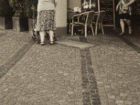 Cafegäste kommen und gehen  Pentax K-1, smc PENTAX-FA 43mm F1.9 Limited   - 03.August 2018 - : Beine, Cafe, Frauen, Straße