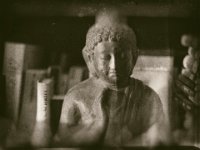 Spirit  Pentax K-01, Bearbeitung Nassplatte   - 23.12.2016 - : Bücher, Buddha, Figur, Stillleben, Wohnraum, Wohnung