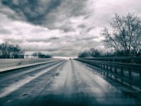 On the road  Pentax K-01, VintagePlan_Druck-Umsetzung -28.03.2016 - : Auto, Autobahn, Brücke, Duisburg, Regen, Straße