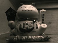 Maneki Neko schaut immer freundlich  Yashica FR I, Zeiss Planar 1.4/50, Bergger Pancro400@200  - 06.07.2023 -
