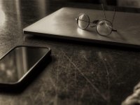 MacBook, iPhone und Brille  PENTAX K-3 Mark III Monochrome, HD PENTAX - D FA* 1.4/50 SDM AW  - 39.11.2024 -