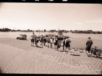 Auf zur Fähre  Pentax MZ-S, Soligor C/D wide auto 2.8/20 MC, Ilford FP4plus@80  - 18.07.2017 - : Auto, Fähre, Fahrrad, Fluss, homepage, Landschaft, Menschen, Rheinufer