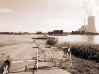 Die Fähre kommt  Pentax MZ-S, Soligor C/D wide auto 2.8/20 MC, Ilford FP4plus@80  - 18:07.2017 - : Auto, Energie, Fähre, Fluss, homepage, Kraftwerk, Landschaft, Menschen