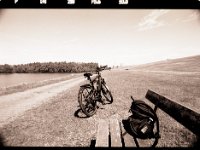 Pause  Pentax MZ-S, Soligor C/D wide auto 2.8/20 MC, Ilford FP4plus@80  - 18.07.2017 - : Bank, Bäume, Fahrrad, homepage, Kraftwerk, Rheindeich, Rheinwiesen, See, Sonnenschein, Winora