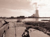 Walsum - Orsoy, Warten auf die Fähre zur Duisburger Seite  Pentax MZ-S, Soligor C/D wide auto 2.8/20 MC, Ilford FP4plus@80 : Auto, Energie, Fähre, Fahrrad, Fluss, homepage, Kraftwerk, Landschaft, Rhein, Rheinwiesen, Schiff