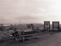 Infostand mit Blick auf die Rheinbrücke  Pentax 67II, SMC 4.0/45, Ildford FP4plus@80