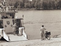 Auf die Fähre und über den Rhein  Pentax 67II, SMC 2.4/105, Fuji Acros @50