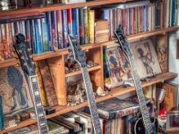 Gitarren und Bücher  Pentax K-1, HD PENTAX - D FA 2.8/24-70 ED SDM WR  - 17.11.2025 -