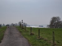 Die Krähe auf dem Weg, das Schiff im Fluss  Pentax K1, HD PENTAX - HD PENTAX - D FA 2.8/24-70 ED SDM WR  - 09.02.2025 -