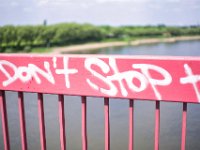 Brückenbeschriftung  Pentax K-1, SMC PENTAX -FA 1.9/43 Limited   - 14.05.2022 - : Autobahn, Duisburg, Brückengeländer, Graffiti, Brücke