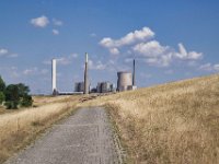 Rheindeich mit Blick aufs stillgelegte Kraftwerk Voerde