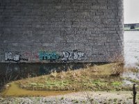 Brückenpfeiler im steigenden Wasser : Rheinufer, Brückenpfeiler, Graffiti
