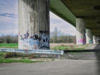 Kein Pfeiler ohne Schmuck : Rheinufer, Brückenpfeiler, Graffiti