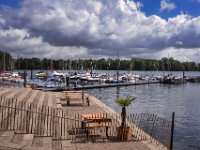 Segelboote und Terrasse am See