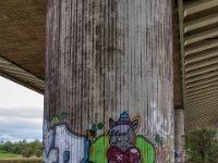 Brückenpfeiler mit Graffiti