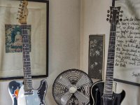 Stillleben Fender und Schecter  Pentax K-1, HD Pentax DFA* 1.4/50 SDM AW   - 03.09.2023 - : Stillleben, Ventilator, Gitarre, Fender Telecaster, Schecter solo II Black Jack