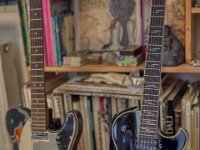 Gitarren Stillleben  Pentax K-1, HD Pentax DFA* 1.4/50 SDM AW   - 08.09.2023 - : Bücher, Stillleben, Gitarre, Fender Telecaster, Schecter solo II Black Jack