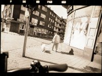 Begegnung am Morgen in Marxloh  Pentax MZ-S, Soligor C/D wide auto 2.8/20 MC, Ilford FP4plus@80  - 18.07.2017 - : Duisburg, Fahrrad, Frau, homepage, Hund, Marxloh, Menschen, Stadt Dinslaken, Straße