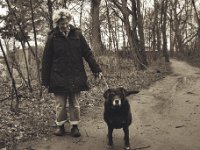 Frau mit Hund am frühen Morgen  Pentax K 1, HD Pentax -DFA 2.8/24-70 ED SDM WR - 05.04.2018, 7:39 Uhr - : Frau, Hund, Regen, Wald, Weg