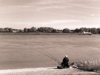 Angler am Rhein  Pentax 645N, 2.8/75, Gelbfilter, Adox CHS100II  -  03.07.2017 -