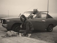 Griechischer Grenzparkplatz mit Kater am frühen Morgen  Chinon CE 4, 3.5/35-70, NN 400  - 1982 -