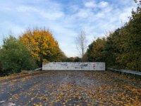 Sperrung alte Brückenzufahrt Rheinbrücke Wesel  iPhone 8 plus  - 31.Oktober 2021 - : Laub, Landschaft, Herbst, Graffito, Straße, Bäume, Sperrmauer, Blätter